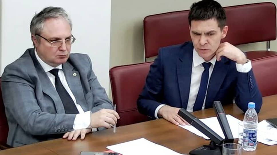 Александр Таушкин (справа) вину не признает и заявляет, что деньги не присваивал.📷Фото: с видеотрансляции заседания комитета регионального заксобрания.