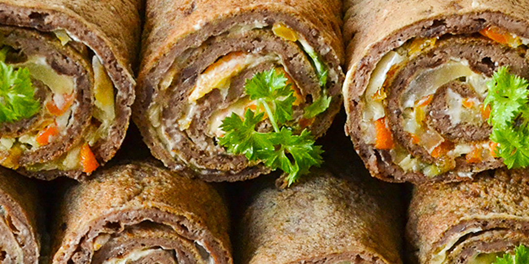 Готовим не детям, а себе: печёночные рулеты с чесноком, луком и мягким сыром