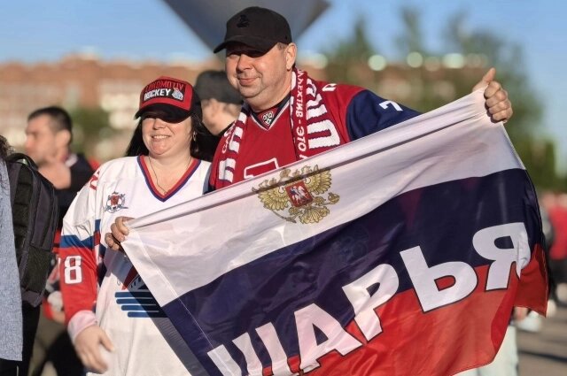    Болельщики проделали долгий путь, чтобы добраться до Ярославля к 19.30. Фото: АиФ/ Анастасия Григорьева