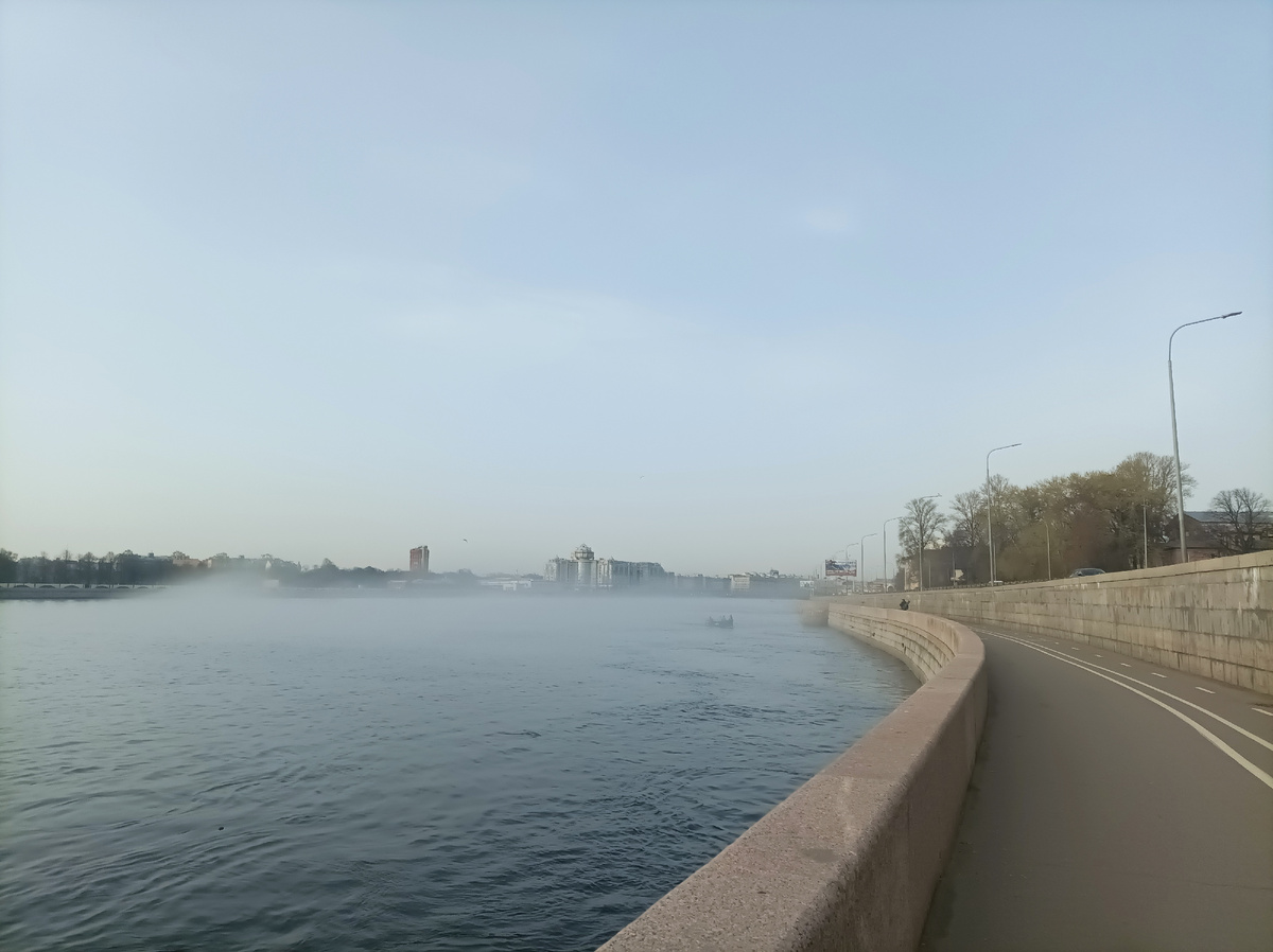 Набережная Невы ранним утром по дороге на Балтийский вокзал
