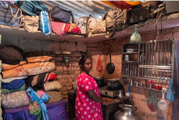 Типичная кухня в индийских трущобах. Крыша - это металлический лист