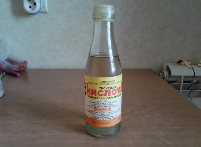 Уксусная кислота действует более агрессивно. / Фото: fomebel.ru