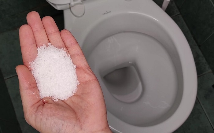 Соль хорошо справляется с налетом в унитазе. / Фото: YouTube