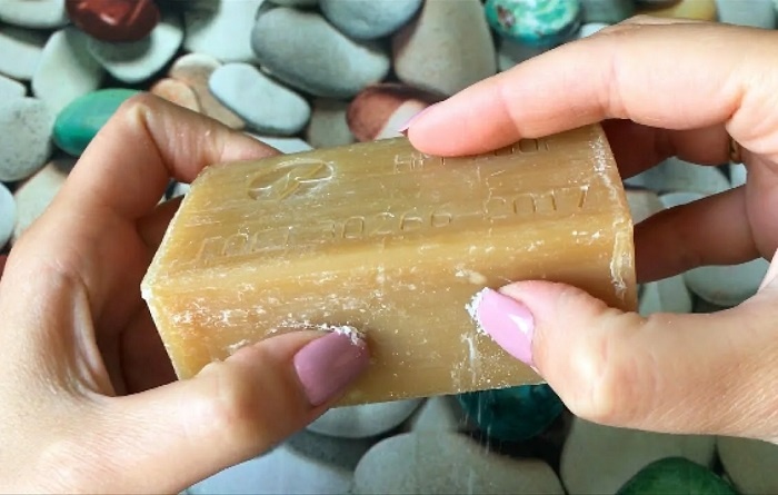 Хозяйственное мыло нужно для подготовки поверхности. / Фото: immunocap.ru