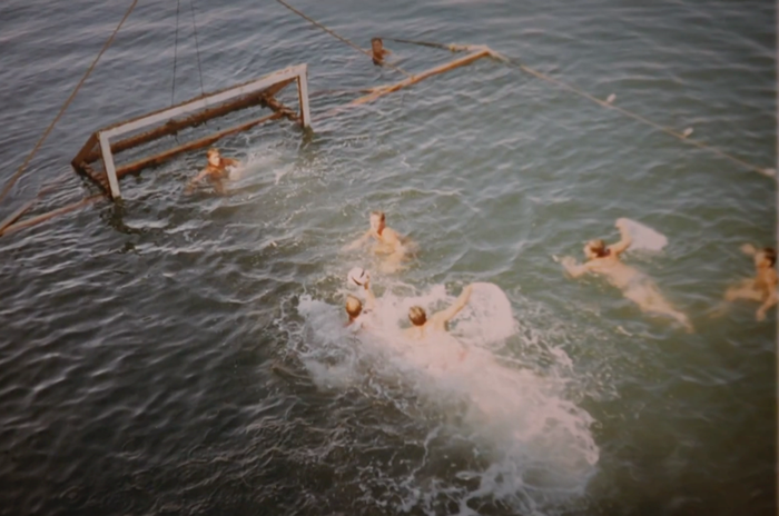 Моряки играют в водное поло в Горьком озере. /Фото: obs.in.ua