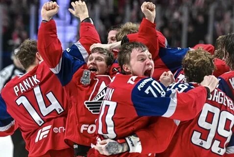 
Московский футбольный клуб “Локомотив” от души поздравил своих хоккейных братьев из Ярославля с первой в истории победой в Кубке Гагарина! 🤝 В официальном телеграм-канале “железнодорожников” появились теплые слова поддержки и восхищения.

После напряженного пятого матча финальной серии, в котором ярославский “Локомотив” переиграл челябинский “Трактор” (2:1 ОТ), “железнодорожники” завоевали заветный трофей. 🥳 Серия завершилась со счетом 4-1 в пользу “Локомотива”.

“ЛУЧШИЕ! С победой, хоккейные братья!” – говорится в публикации красно-зелёных. 💚❤️

Этот трофей стал первым в истории ярославского “Локомотива” в КХЛ. 🥇 На пути к триумфу команда Игоря Никитина преодолела серьезные препятствия, одолев таких соперников, как “Торпедо” (4-0), “Авангард” (4-3) и “Салават Юлаев” (4-1). 🏒

Это был третий финал для “Локомотива” в КХЛ, и на этот раз команда смогла добиться долгожданной победы. 🤩

Поздравляем ярославский “Локомотив” с историческим достижением! 🥳 Желаем новых побед и успехов в будущем! 