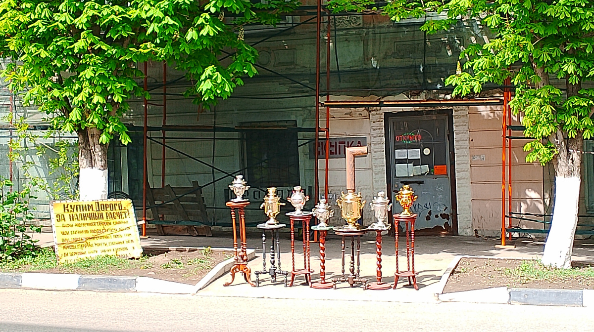 Гуляя по Саратову встретила самовары, это тоже тема