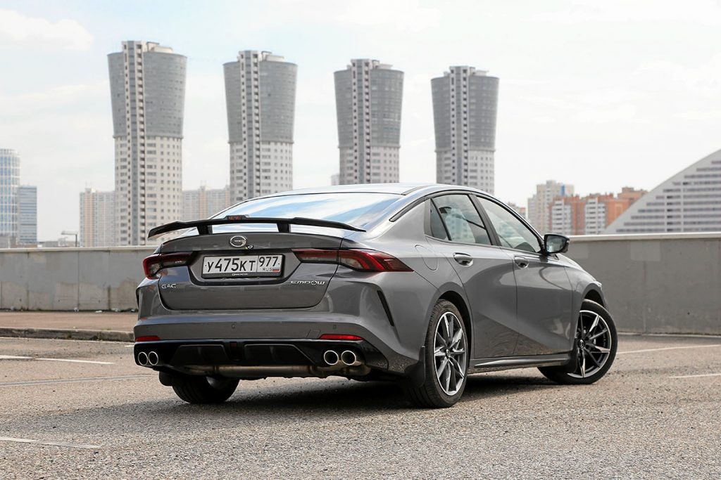 Массивное антикрыло и квартет выхлопных труб — яркие спортивные атрибуты. А дросселирующие заслонки на патрубках выпускной системы за резонатором делают голос «Эмпоу» неповторимым.