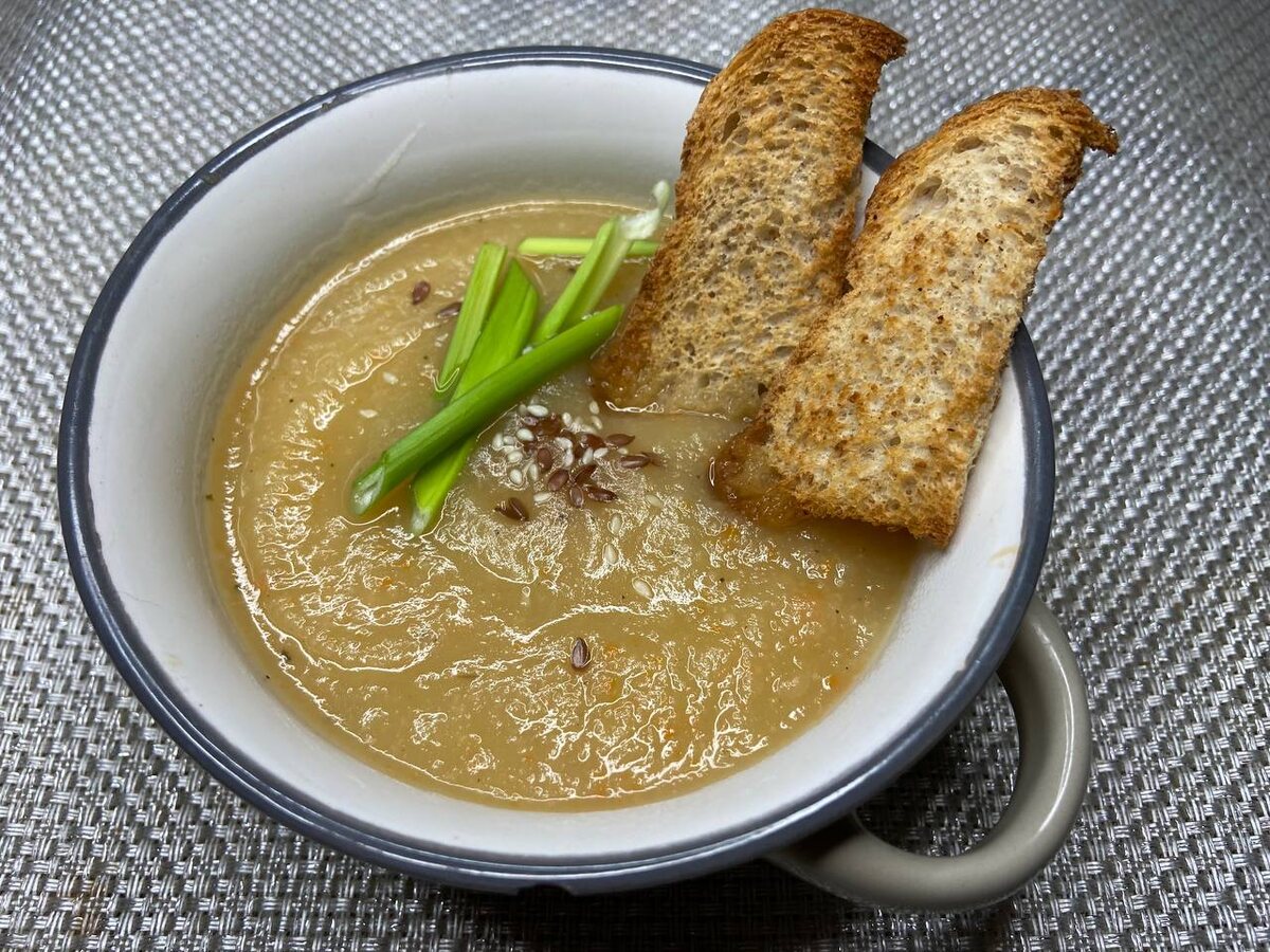 Хорошо подавать с сухариками и зеленым луком