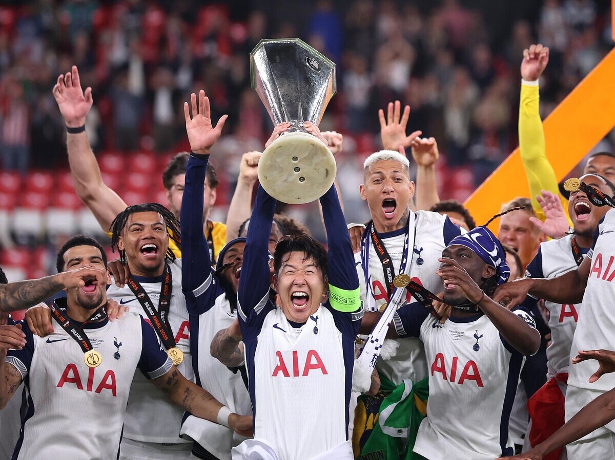    Футболисты "Тоттенхэм Хотспур" с трофеем Лиги Европы© Getty Images / Alex Pantling - UEFA