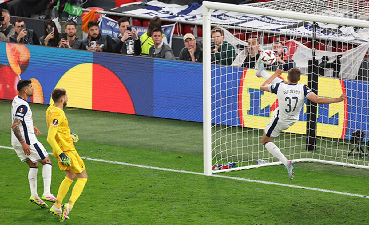 Мики ван де Вен совершил спасение всего еврокубкового сезона. Фото: УЕФА