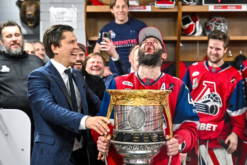    38-летний Александр Радулов (с Кубком) стал самым ценным игроком плей-офф. /РИА Новости