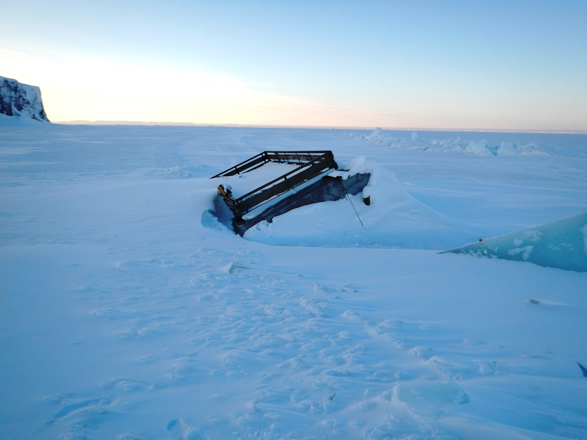 Грузовики в этой губе из-за сложной ледовой обстановки тонут каждый год.