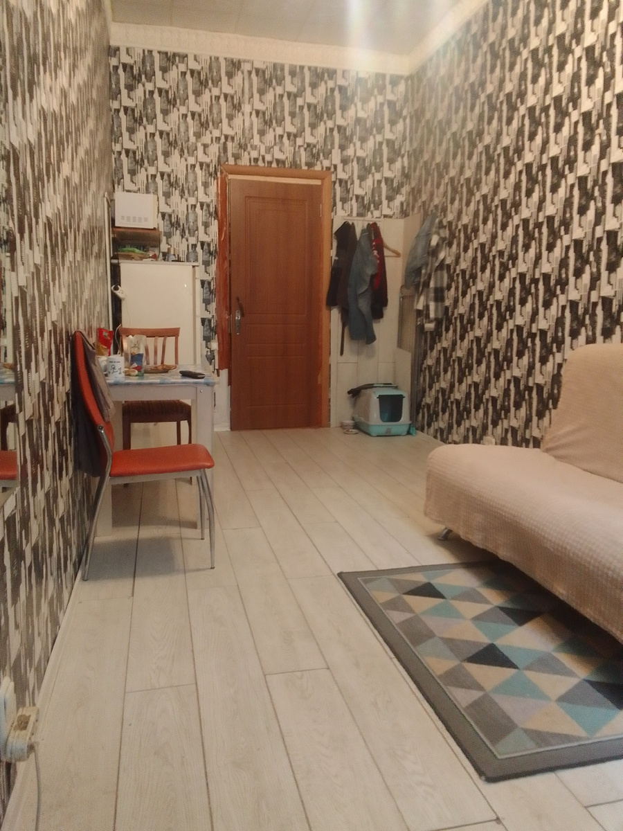 Эту комнату я продаю. Сейчас там не так аккуратно. Больше мебели, больше вещей. И всё раскидано.