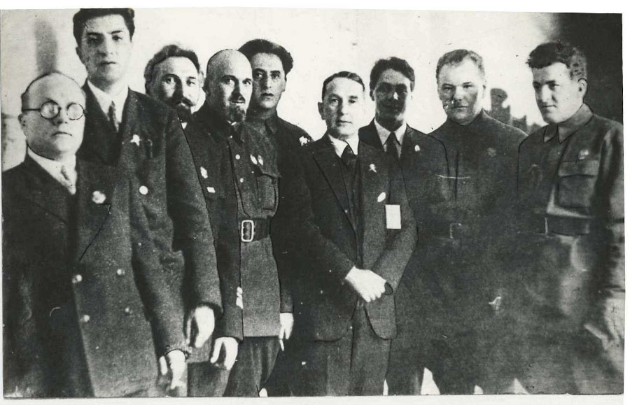 Фото: второй справа - Я.Пелерриц, третий слева - Э.Берзин. Москва, Кремль,1935 год