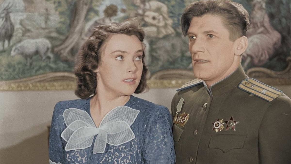 Алла Парфаньяк и Николай Крючков. Кадр из фильма "Небесный тихоход"