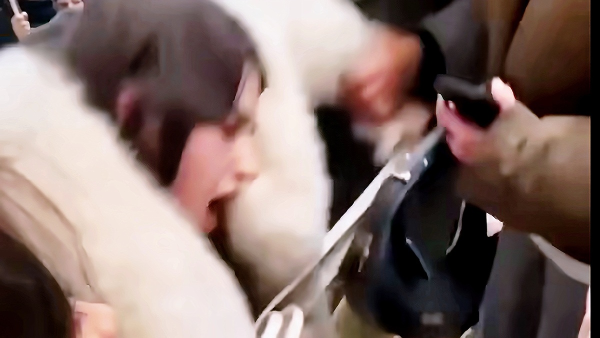 Этой девушке, увы, никто не пришел на помощь в переполненом вагоне - за то каждый второй запилил видосик в ВК 