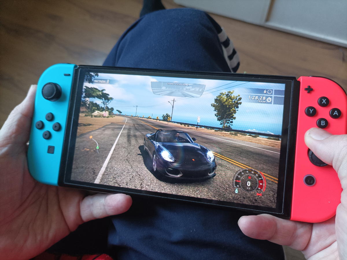 Нинтендо свич в руках моего мужа. Фото сделано автором