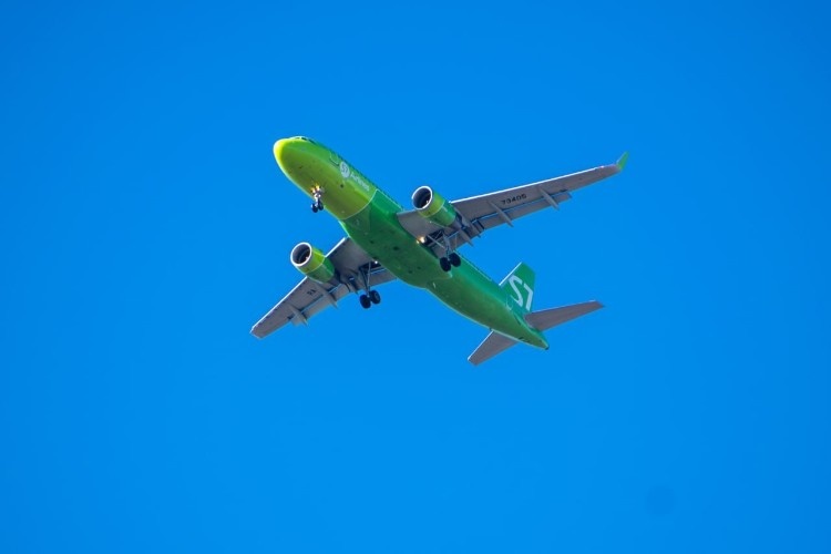 Пилотов летевшего из Иркутска самолёта пытались ослепить лазером