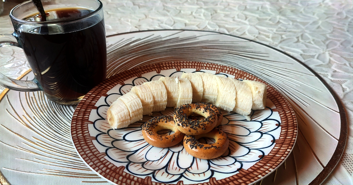 Завтрак был действительно лёгкий. Кофе, банан и сушки. 