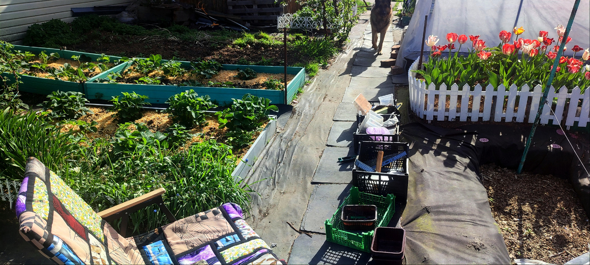 Достала все свои ящики, чтобы навести порядок. 