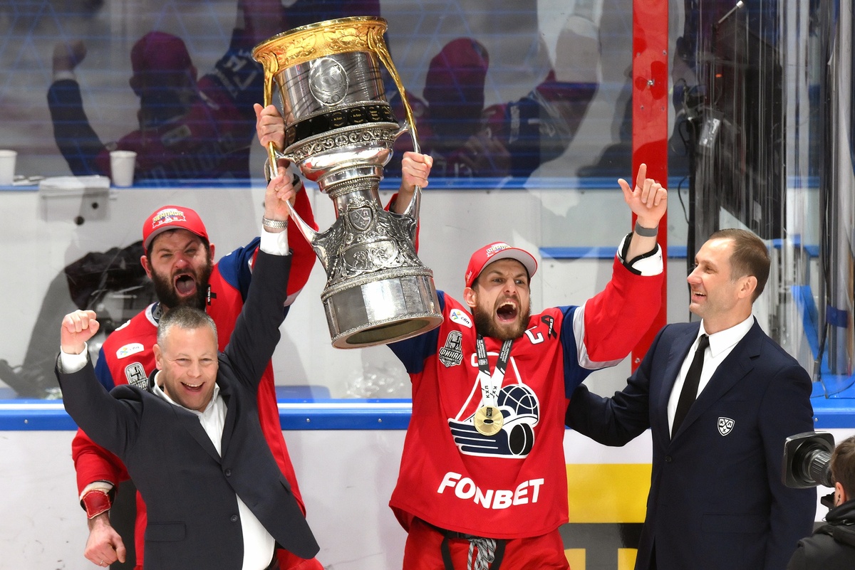    Александр Радулов (Локомотив) и Александр Елесин (Локомотив) на церемонии награждения после окончания матча финала плей-офф чемпионата КХЛ в Ярославле. / Григорий Сысоев/ РИА Новости