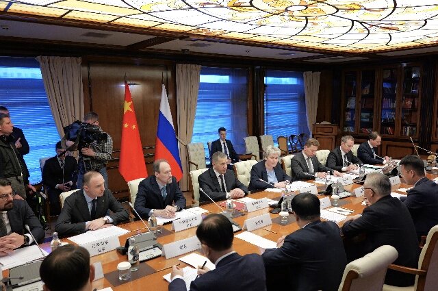    Трутнев: переговоры о развитии ДВ Фото: Пресс-служба полпреда Президента РФ в ДФО