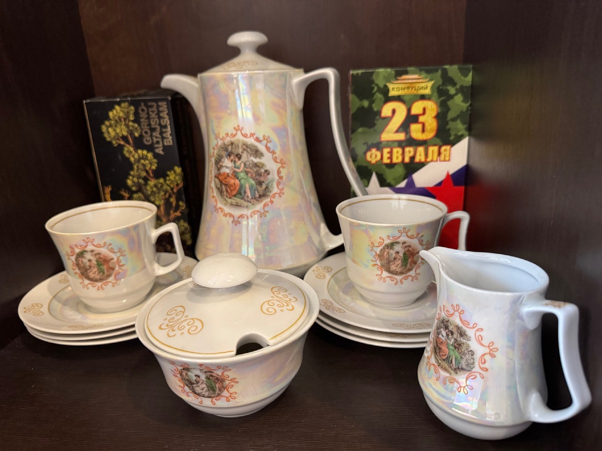 Часть сервиза на 6 персон. Авторское фото.. 