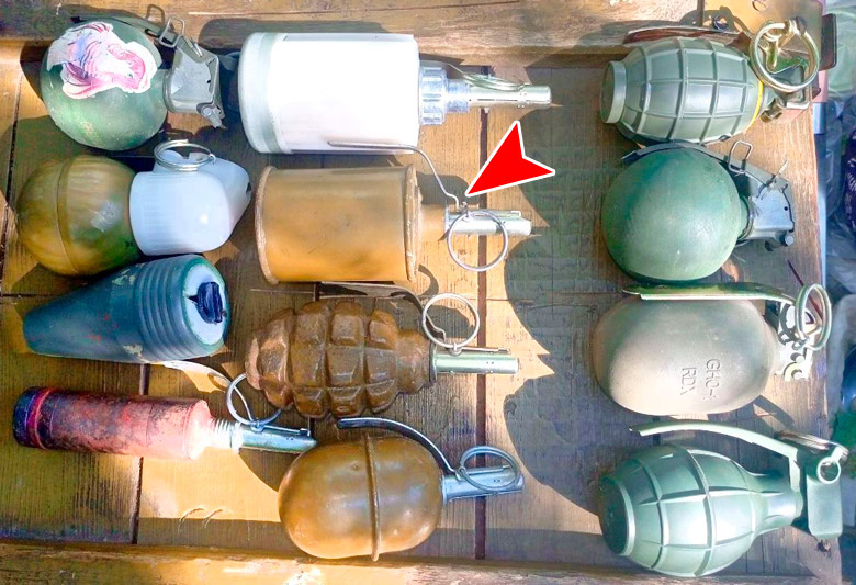 Коллекция гранат из зоны боевых действий на Юго-Западном фронтире России. РГ-42 отмечена маркером. Также в коллекции (слева сверху): американская M67, РГН, m/50 из миномётной мины 50 мм; «хаттабка» из ВОГ-17, газовая K-51, РГ-42, Ф-1, РГД-5, немецкая DM61, ещё американская M67, болгарская GHO-1, немецкая DM61A1 (фото из открытых источников) 