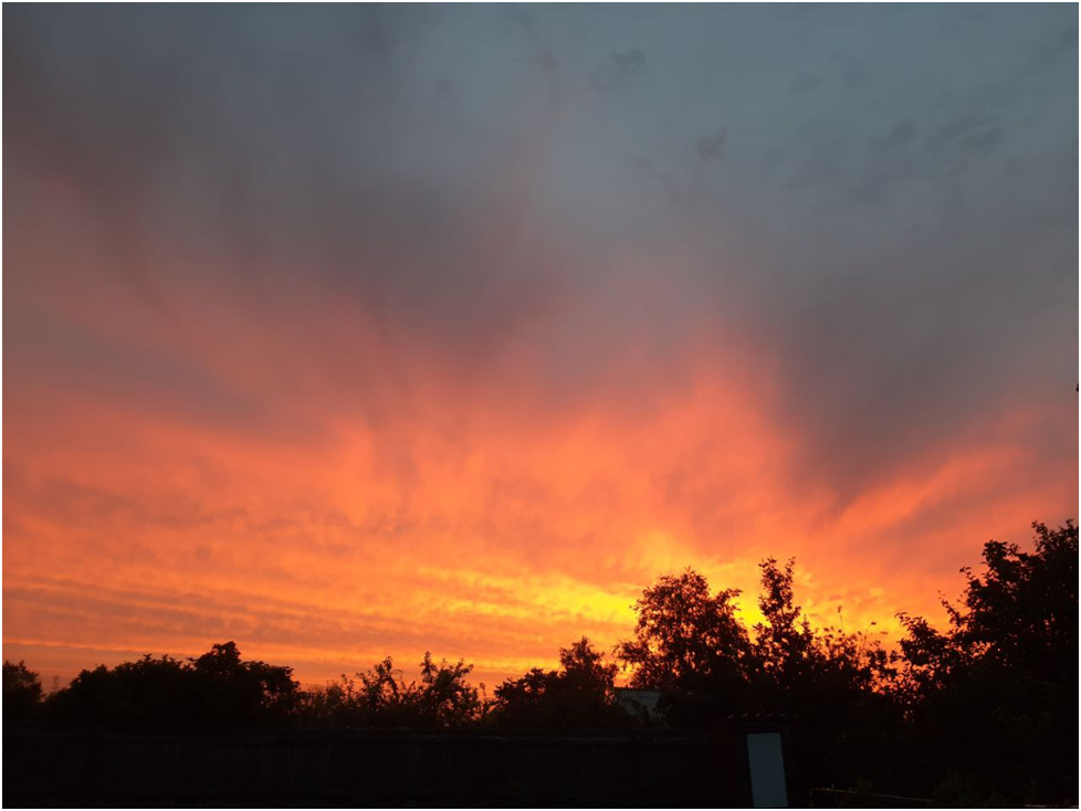 фотография заката, когда смотришь на Небо, сначала оно одно, а потом стремительно меняется.