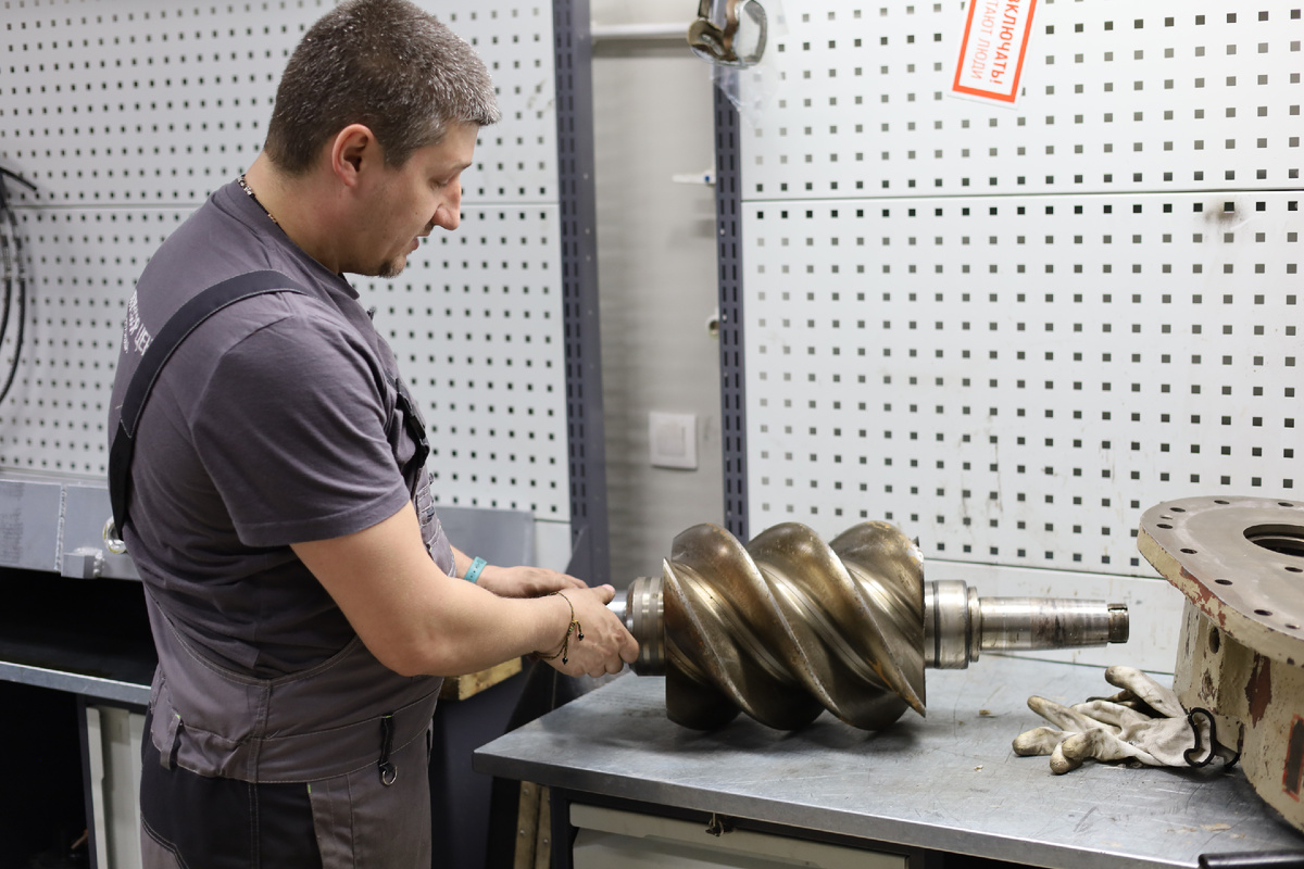 Винты изготовлены с высокой точностью, благодаря этому достигается эффективное сжатие воздуха и долговечность блока.