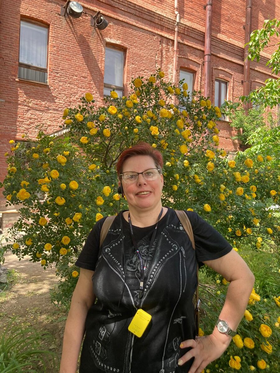 Вообще-то это Наталья. Но на ней как раз гарнитуру хорошо видно. 