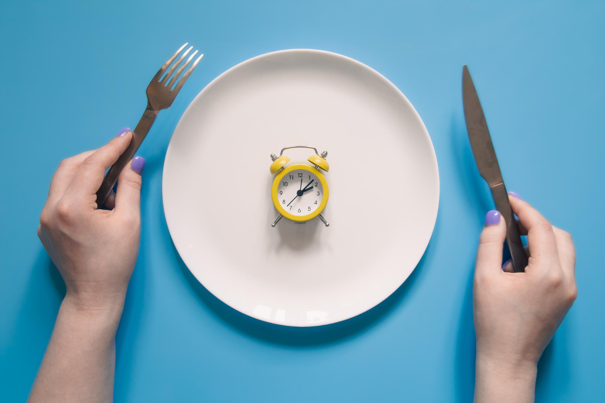 Источник: https://www.freepik.com/free-photo/hands-holding-knife-fork-alarm-clock-plate-blue-background_28884188.htm