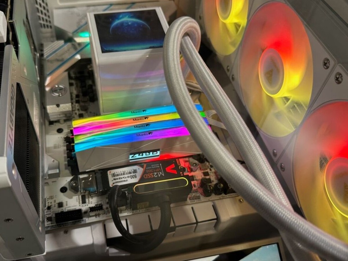    V-Color показала планки памяти DDR5 со встроенными дисплеями