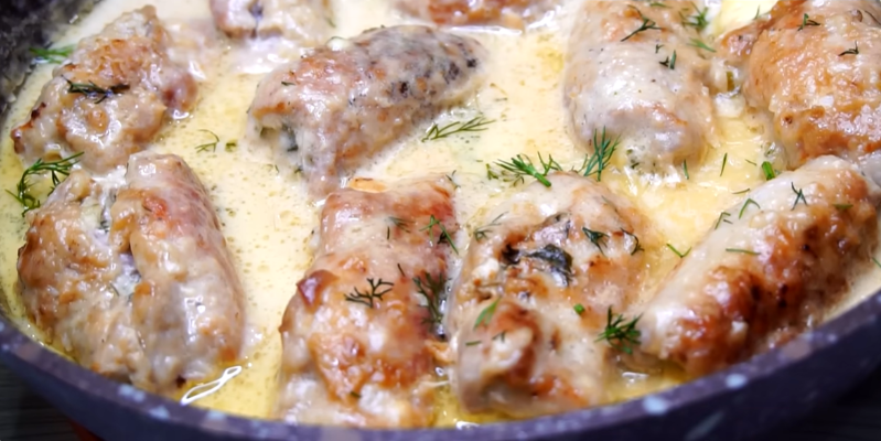 Это блюдо покорит любителей вкусно покушать: Мясные рулетики в сметано-чесночном соусе.