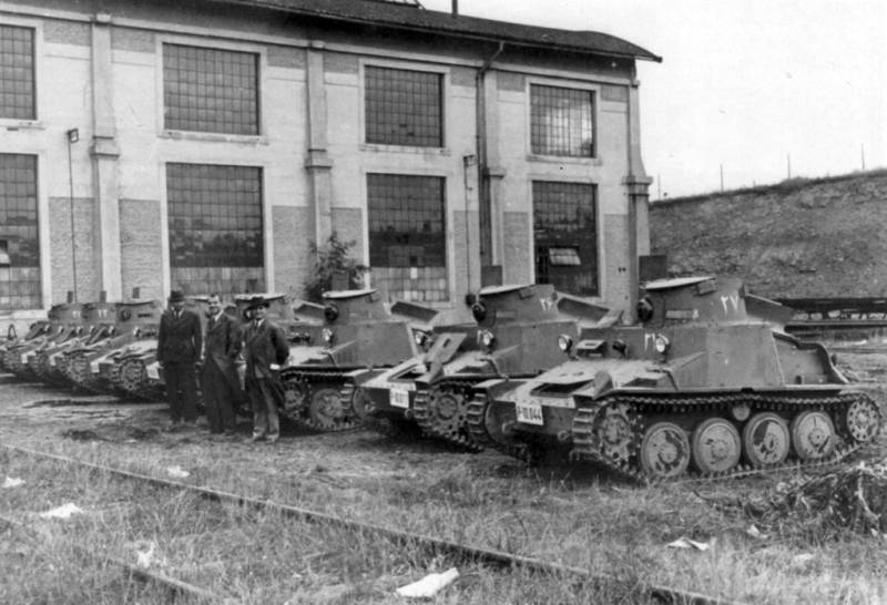 Иранская приемная комиссия у танкеток AH-IV чехословацкого производства, армейские казармы в Тегеране, 1937.
