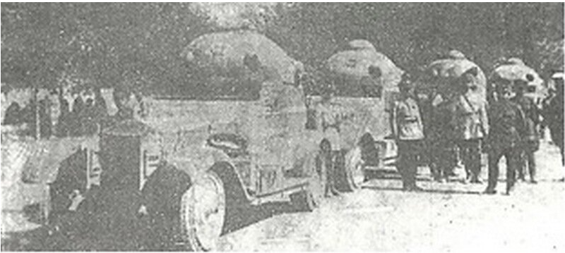 Выцветшая фотография четырех бронеавтомобилей Rolls Royce, находившихся на вооружении иранской армии и доставленных в Иран в 1924 году. Обратите внимание на закругленные бронебашни. Машина была вооружена пулеметом Vickers.303. Испытанный Rolls Royce, возможно, использовался иранской армией для разоружения племенных повстанцев на юге и юго-западе Ирана.