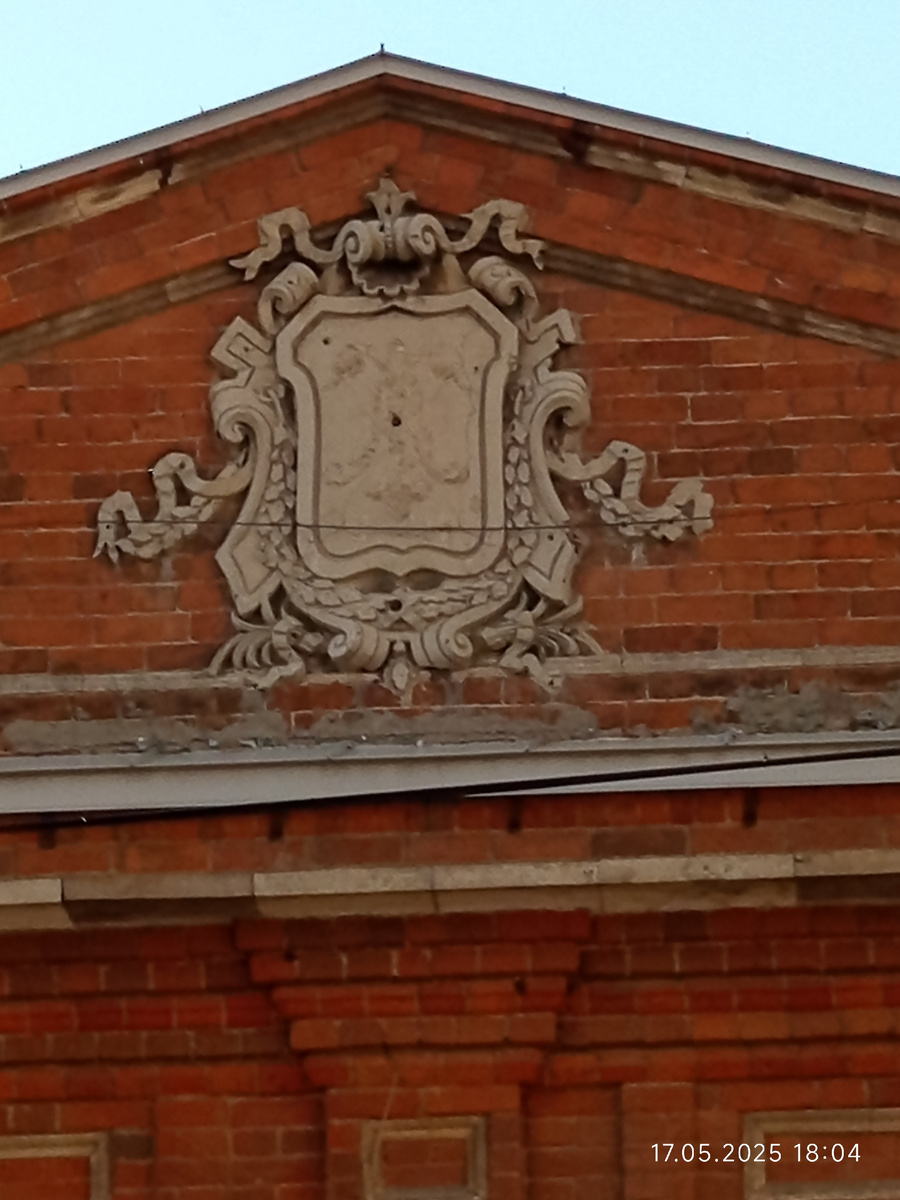 Герб Тупицыных на обоих зданиях