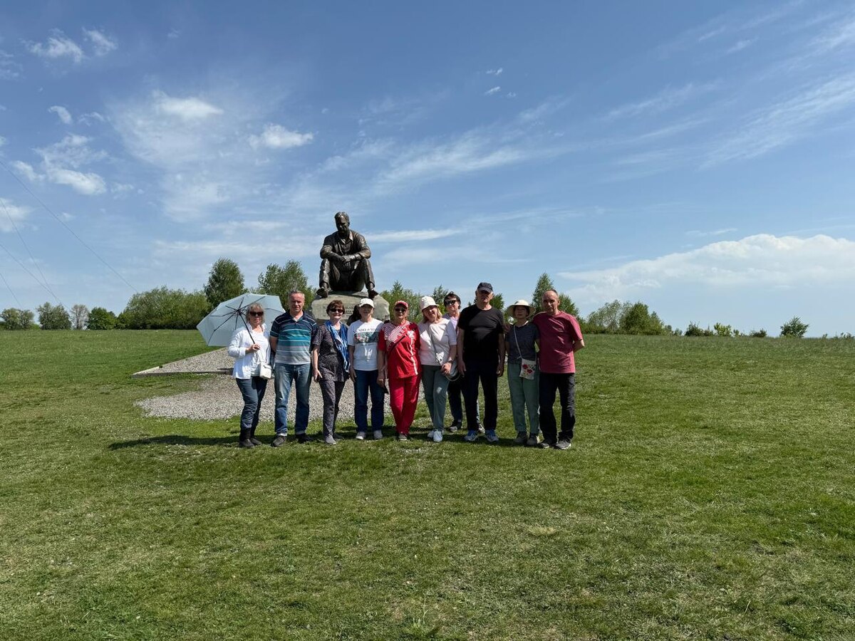 памятник Шукшину и туристы