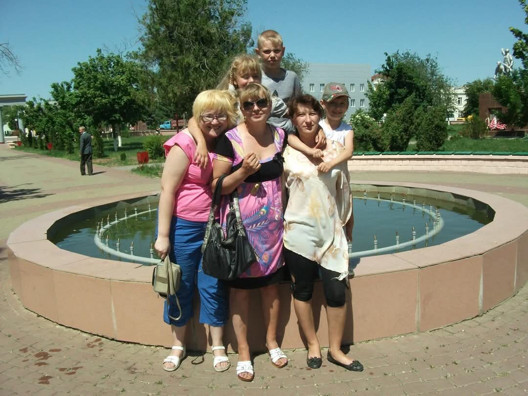 На фото я,Вера,Оксана,вверху дети Веры и справа сын Оксаны 