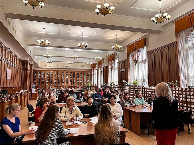 Участники семинара в зале библиотеки