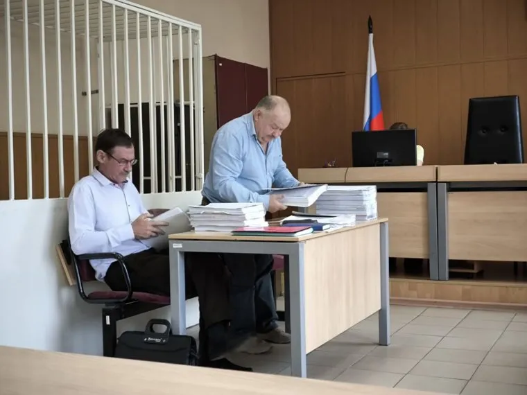 Игорь Минин (сидит) готовится к допросу в суде
Фото: Валерий Кузнецов