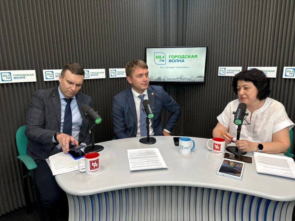    Исполняющий обязанности заместителя начальника департамента энергетики, жилищного и коммунального хозяйства города Михаил Квашнев, генеральный директор Новосибирской теплосетевой компании Максим Рябенко, ведущая программы «Вечерний разговор» на радио «Городская волна» Ирина Иванова