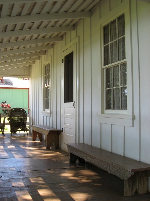 Португальский дом: один из домов в гавайской плантаторской деревне, в котором, обитает маленькая девочка.