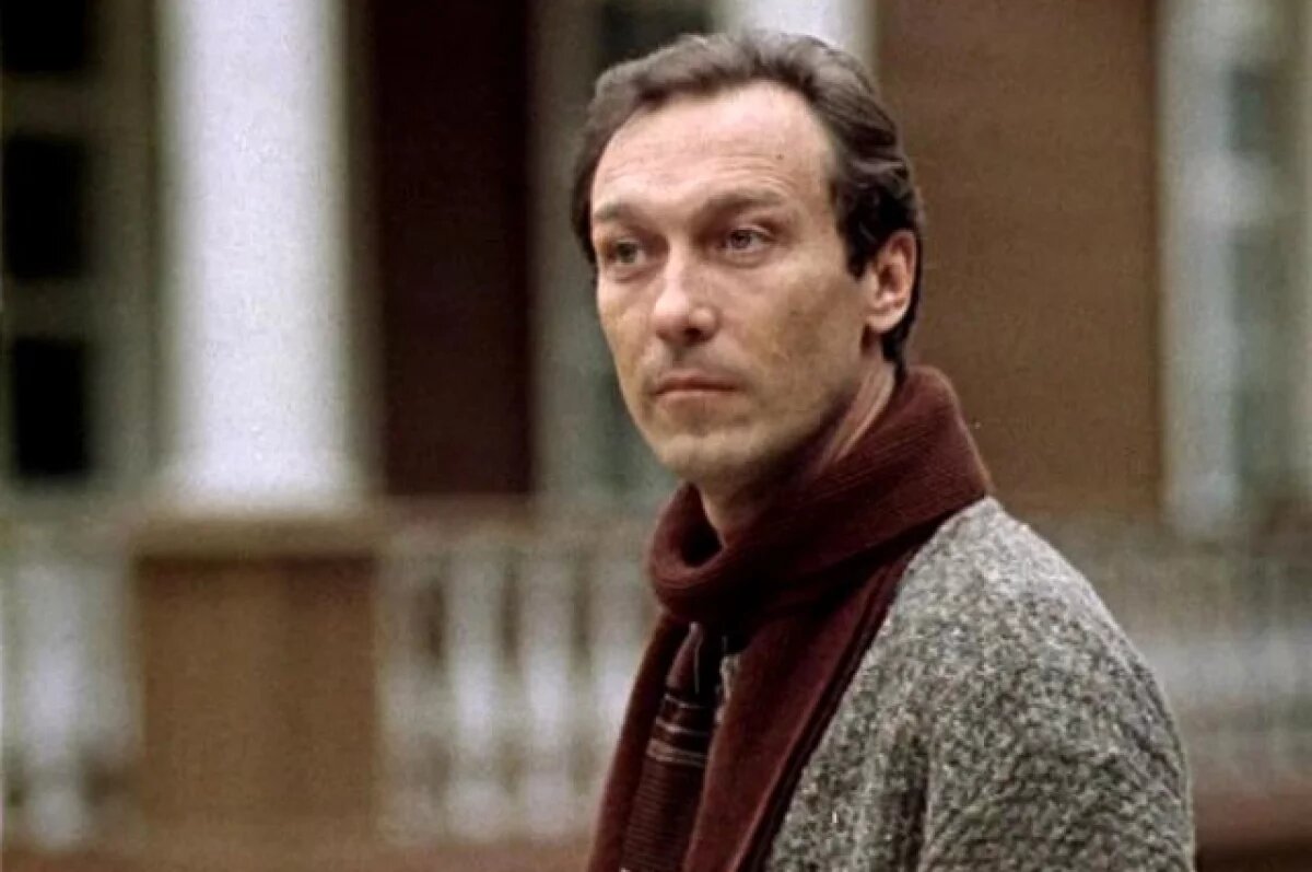    В Саратове восстановили мурал с актером Олегом Янковским