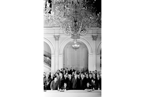    Генеральный секретарь ЦК КПСС Л.И. Брежнев (справа) и президент США Ричард Никсон (слева) во время подписания совместных документов по вопросам ограничения стратегических вооружений, 26 мая 1972 года / AP