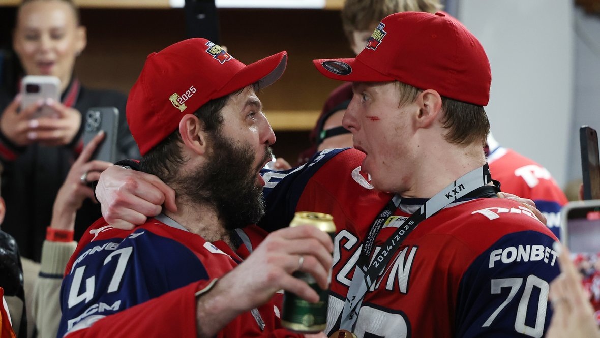    Хоккеисты «Локомотива» Александр Радулов и Егор Сурин.Александр Федоров