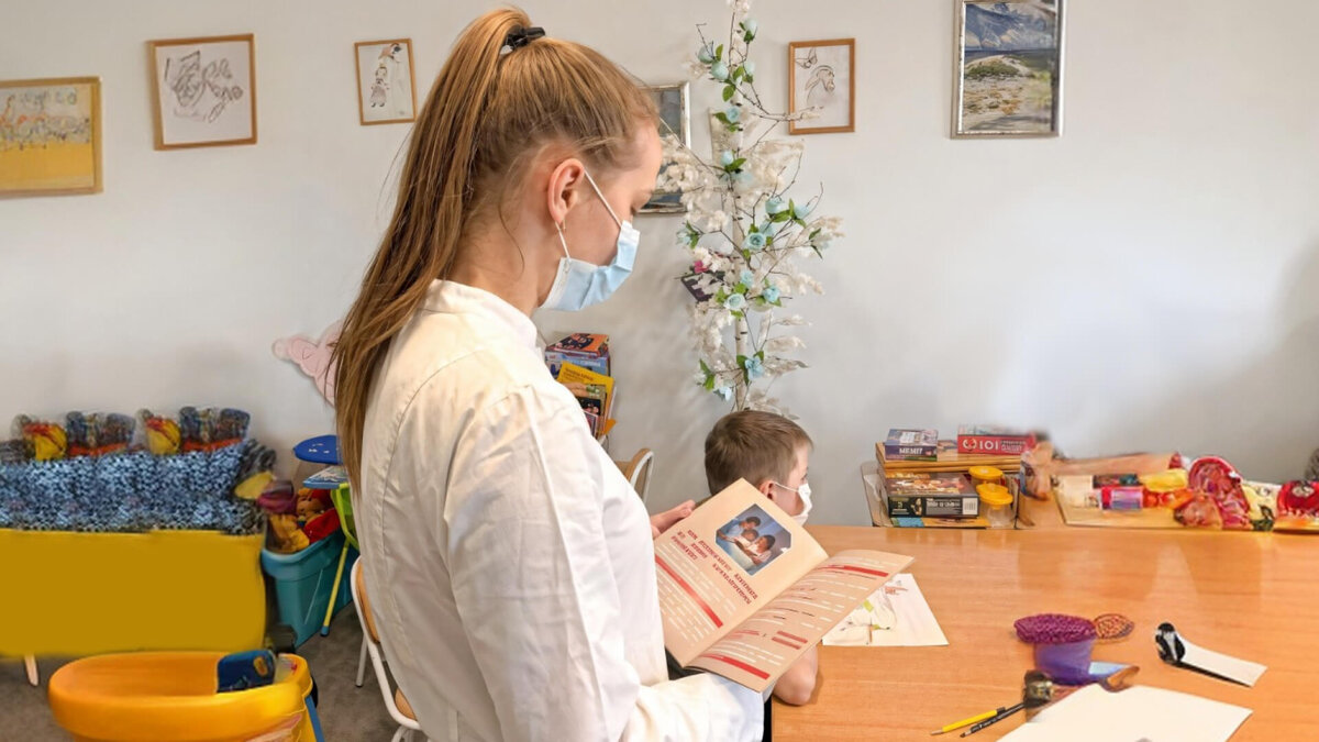    Сказки детям читают в спокойной обстановке. Фото: Медицинский институт МарГУ