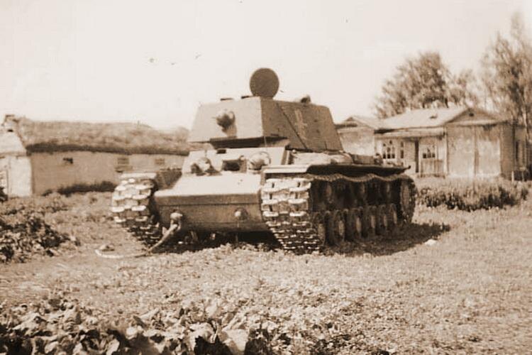 Танк КВ-1 производства ЧКЗ выпуска начала лета 1942 года в Новобелой