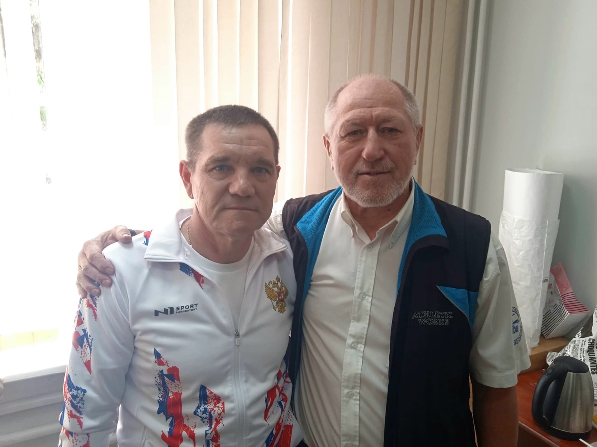 Тренер сборной ПГУ по боксу Владимир Кочнев также поздравил с Днём рождения своего давнего коллегу – Алексея Попова  